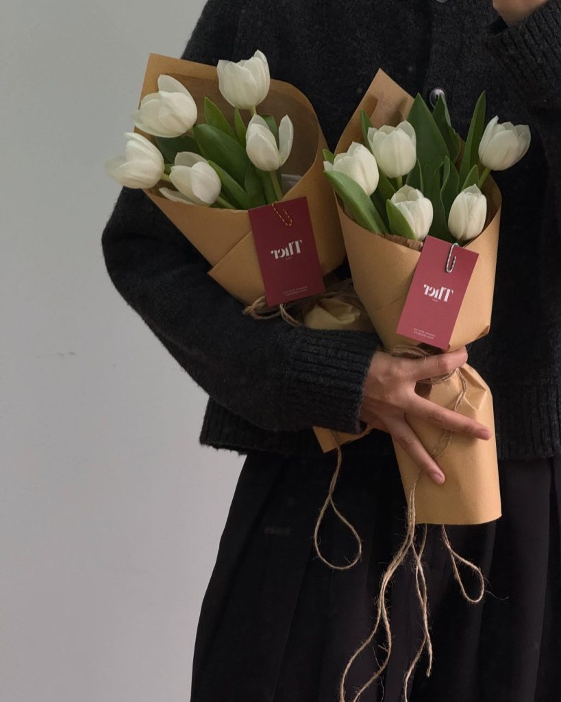 Bó hoa tulip trắng gói giấy kraft Ther Hoa